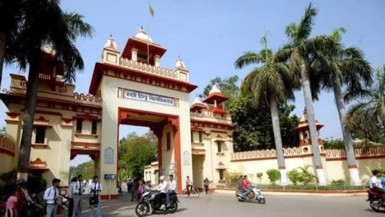 BHU Teachers Protest: बीएचयू में जांच कमेटी की निष्पक्षता पर उठे सवाल, शिक्षकों में नाराजगी BHU Teachers Protest: बीएचयू में जांच कमेटी की निष्पक्षता पर उठे सवाल, शिक्षकों में नाराजगी