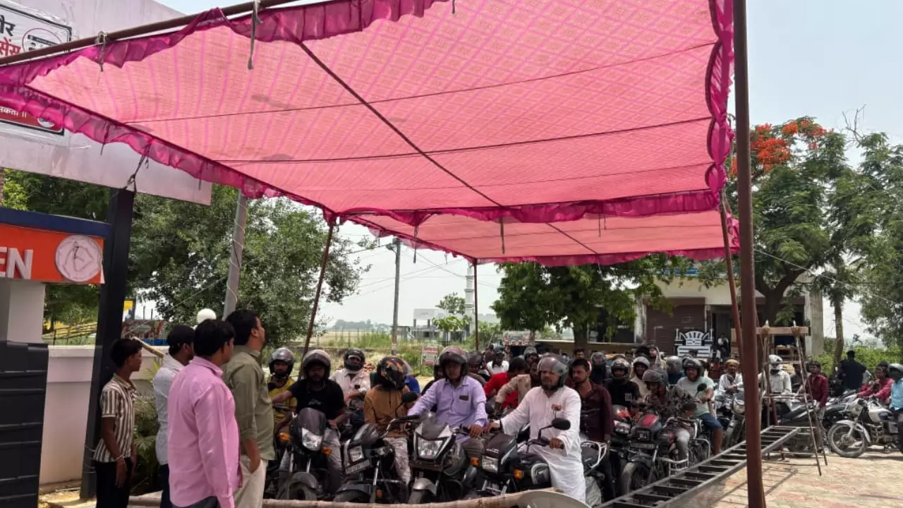 Siddharthnagar News:भीषण गर्मी में ए एम फिलिंग स्टेशन की अनोखी पहल, ग्राहकों के लिए लगाया विशेष टेंट Siddharthnagar News:भीषण गर्मी में ए एम फिलिंग स्टेशन की अनोखी पहल, ग्राहकों के लिए लगाया विशेष टेंट