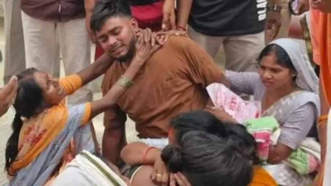 Azamgarh News: आजमगढ़ में दो बाइकों की जोरदार भिड़ंत में एक युवक की मौत, पांच घायल