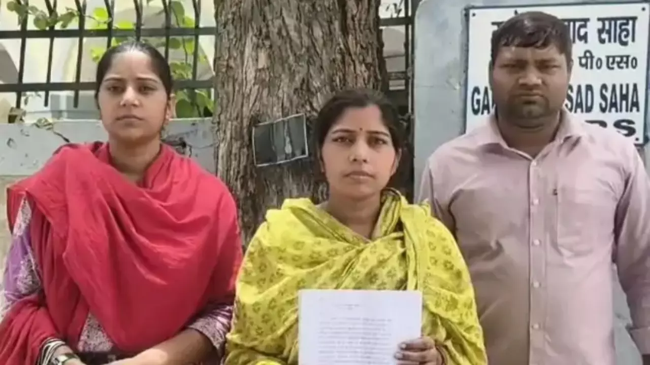 Mainpuri: दहेज उत्पीड़न से परेशान शिक्षिका ने एसपी से लगाई गुहार, तीन माह के बेटे को छीनने का दावा Mainpuri: दहेज उत्पीड़न से परेशान शिक्षिका ने एसपी से लगाई गुहार, तीन माह के बेटे को छीनने का दावा