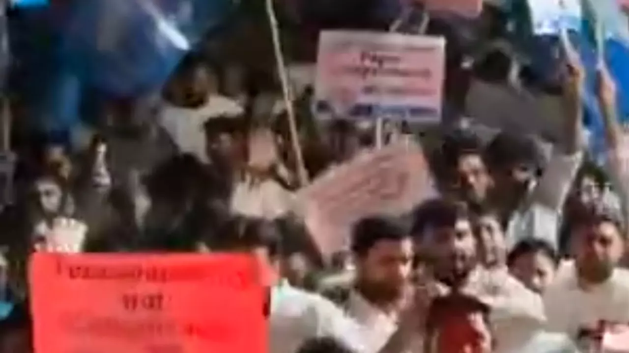 Meerut News: CCSU में NSUI का प्रदर्शन, NEET परीक्षा प्रणाली पर उठाए सवाल