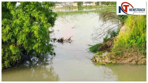 Hapur News: Hapur News: रजवाहे की पटरी टूटी, 400 बीघा फसल पानी में डूबी; किसानों की मेहनत पर संकट, सिंचाई विभाग को भेजी गई सूचना Hapur News: Hapur News: रजवाहे की पटरी टूटी, 400 बीघा फसल पानी में डूबी; किसानों की मेहनत पर संकट, सिंचाई विभाग को भेजी गई सूचना