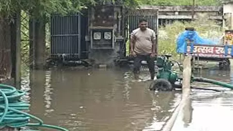 Fazilnagar electricity sub-center submerged in snowfall, demands restoration