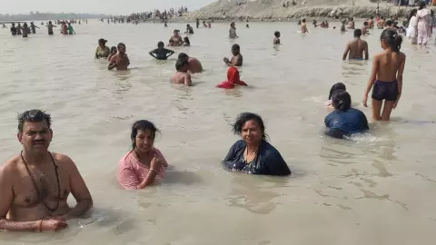 Bareilly News: गंगा दशहरा पर टनकपुर शारदा गंगा में श्रद्धालुओं ने लगाई आस्था की डुबकी