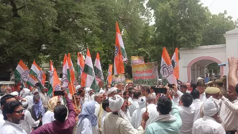 Congress vigorous demonstration on collectorate over rising inflation