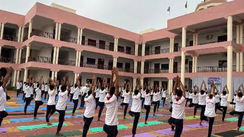 Jhansi News: अटल आवासीय विद्यालयों में आईटी और कंप्यूटर साइंस शिक्षा पर योगी सरकार का जोर