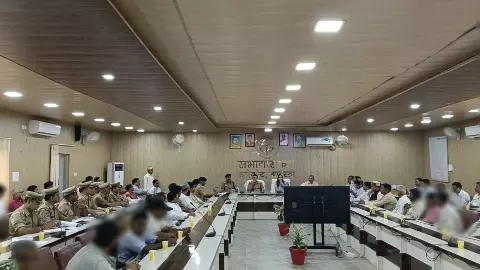 Shravasti News: बकरीद को लेकर श्रावस्ती में शांति समिति की बैठक, डीएम-एसपी ने दिए सख्त निर्देश Shravasti News: बकरीद को लेकर श्रावस्ती में शांति समिति की बैठक, डीएम-एसपी ने दिए सख्त निर्देश