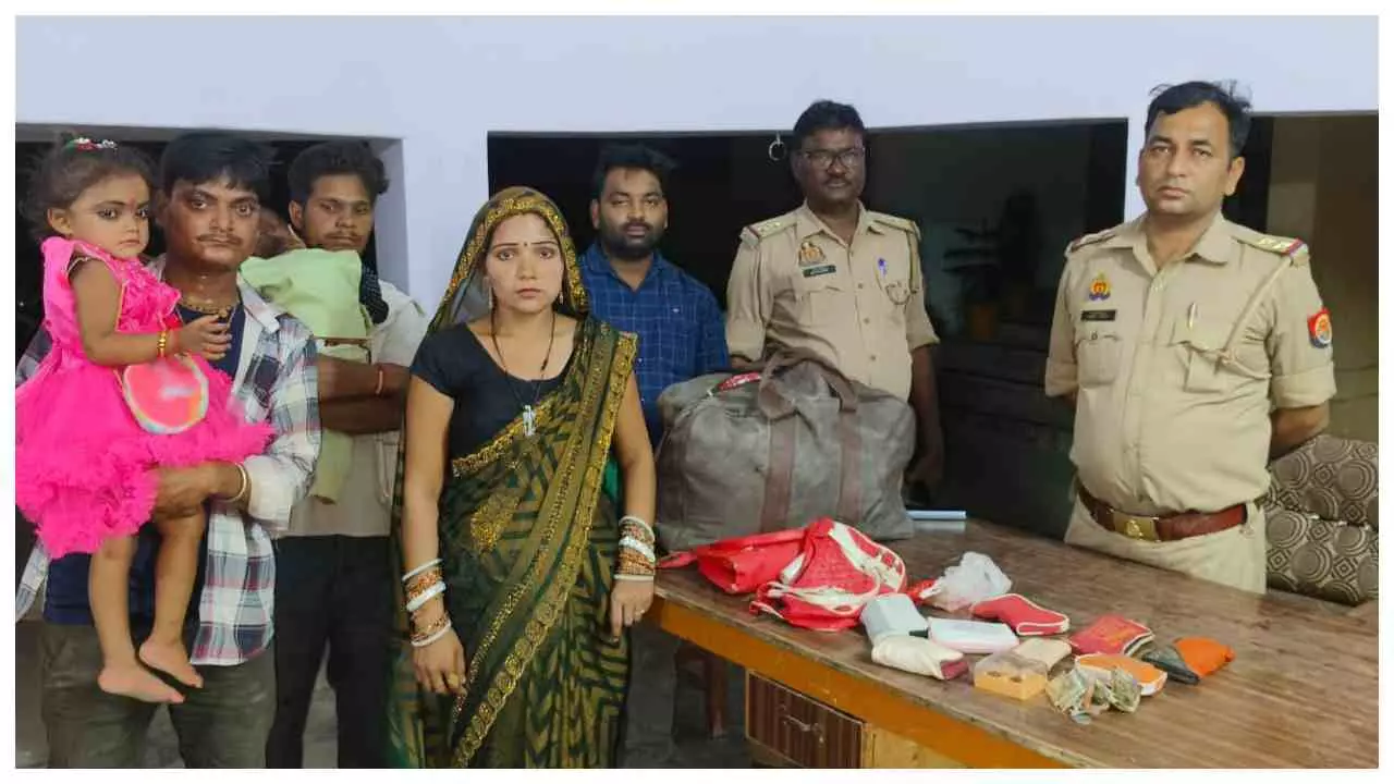 Balrampur News: ईमानदारी की मिसाल बनी ललिया पुलिस, लाखों के जेवरात से भरा बैग लौटाया