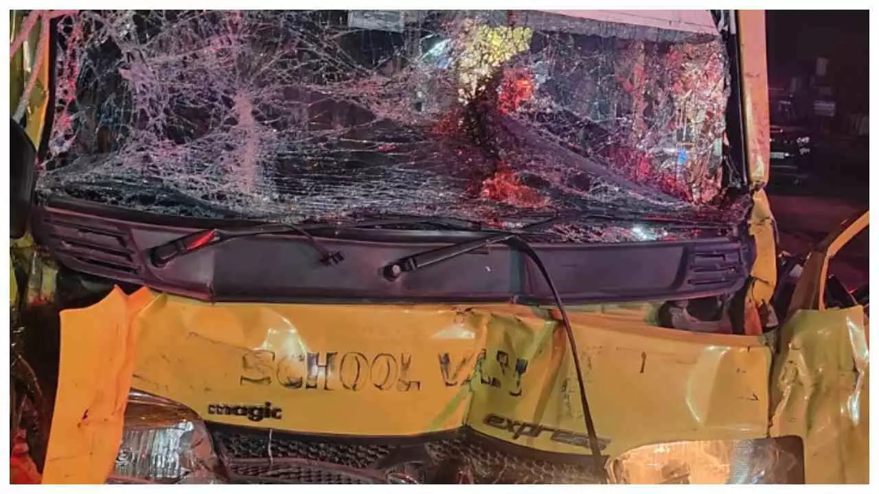 Chandauli News: शव लेकर जा रहे वाहन की ट्रक में हुई टक्कर, मची चीख पुकार, एक दर्जन से अधिक घायल Chandauli News: शव लेकर जा रहे वाहन की ट्रक में हुई टक्कर, मची चीख पुकार, एक दर्जन से अधिक घायल