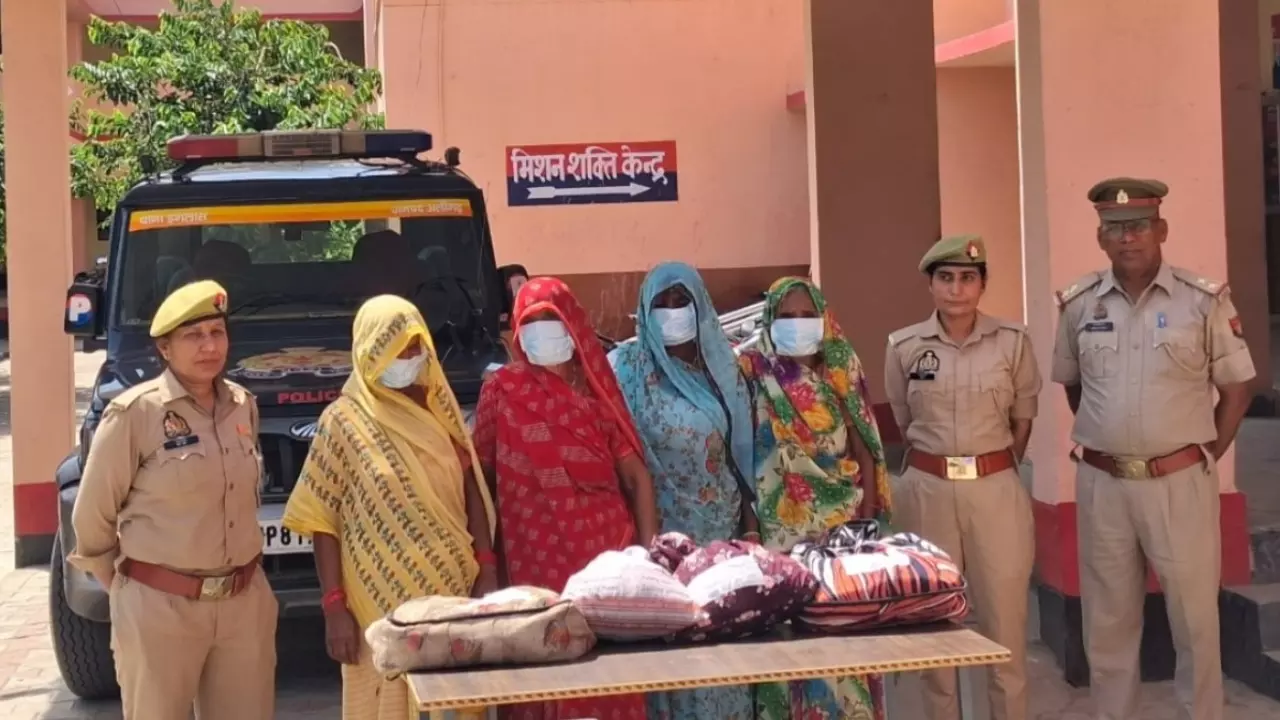 Aligarh News: अलीगढ़ में साड़ी दुकान से चोरी करने वाली 4 महिलाएं गिरफ्तार, 12 साड़ियां बरामद Aligarh News: अलीगढ़ में साड़ी दुकान से चोरी करने वाली 4 महिलाएं गिरफ्तार, 12 साड़ियां बरामद