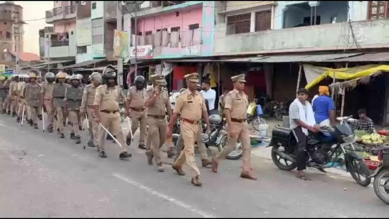 Raebareli News: रायबरेली में बकरीद को लेकर प्रशासन अलर्ट, भारी पुलिस बल के साथ फ्लैग मार्च Raebareli News: रायबरेली में बकरीद को लेकर प्रशासन अलर्ट, भारी पुलिस बल के साथ फ्लैग मार्च