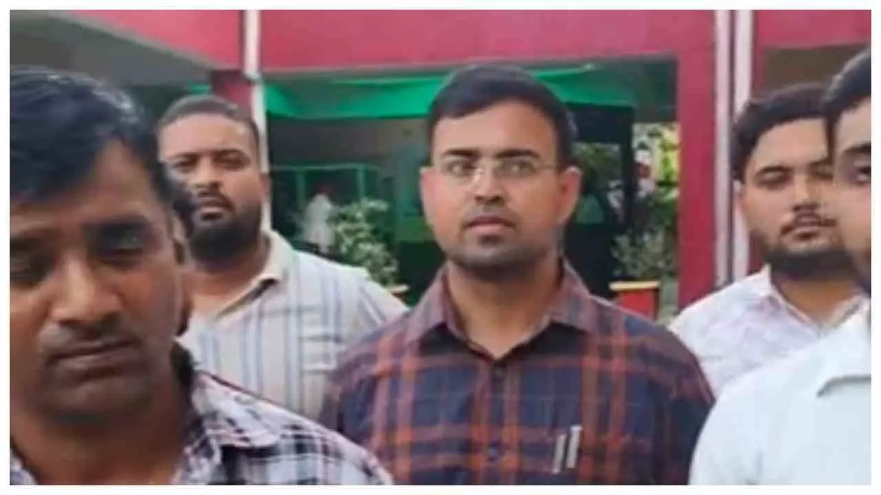 Bareilly News: बरेली में रिश्वत लेते लेखपाल गिरफ्तार, तहसील में हंगामा; पत्नी बोलीं– साजिश है Bareilly News: बरेली में रिश्वत लेते लेखपाल गिरफ्तार, तहसील में हंगामा; पत्नी बोलीं– साजिश है