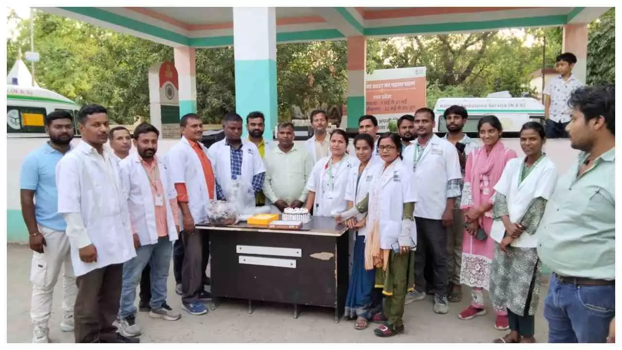 Chandauli News: चंदौली में धूमधाम से मनाया गया पायलट डे, एम्बुलेंस चालकों का हुआ सम्मान Chandauli News: चंदौली में धूमधाम से मनाया गया पायलट डे, एम्बुलेंस चालकों का हुआ सम्मान
