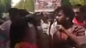 Short Video: सास ने बहू के प्रेमी को चप्पलों से पीटा Short Video: सास ने बहू के प्रेमी को चप्पलों से पीटा