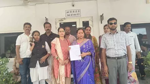 Jhansi News: बिना निष्पक्ष जांच एफआईआर दर्ज होने पर उठे सवाल, महिला ने न्याय की गुहार लगाई
