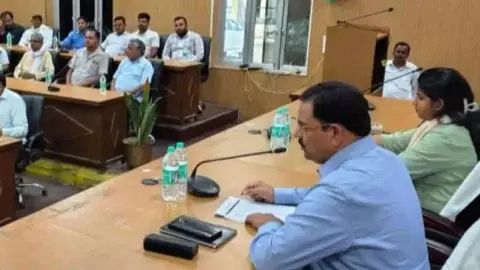 Mainpuri News: जनगणना-2027 में लापरवाही पर बड़ी कार्रवाई, 6 शिक्षक निलंबित और 41 का वेतन रोका