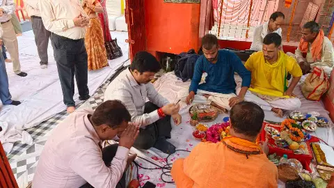 Etah: कलेक्ट्रेट में बड़े मंगल पर गूंजी सुंदरकांड की चौपाइयां, भंडारे में उमड़ी श्रद्धालुओं की भीड़
