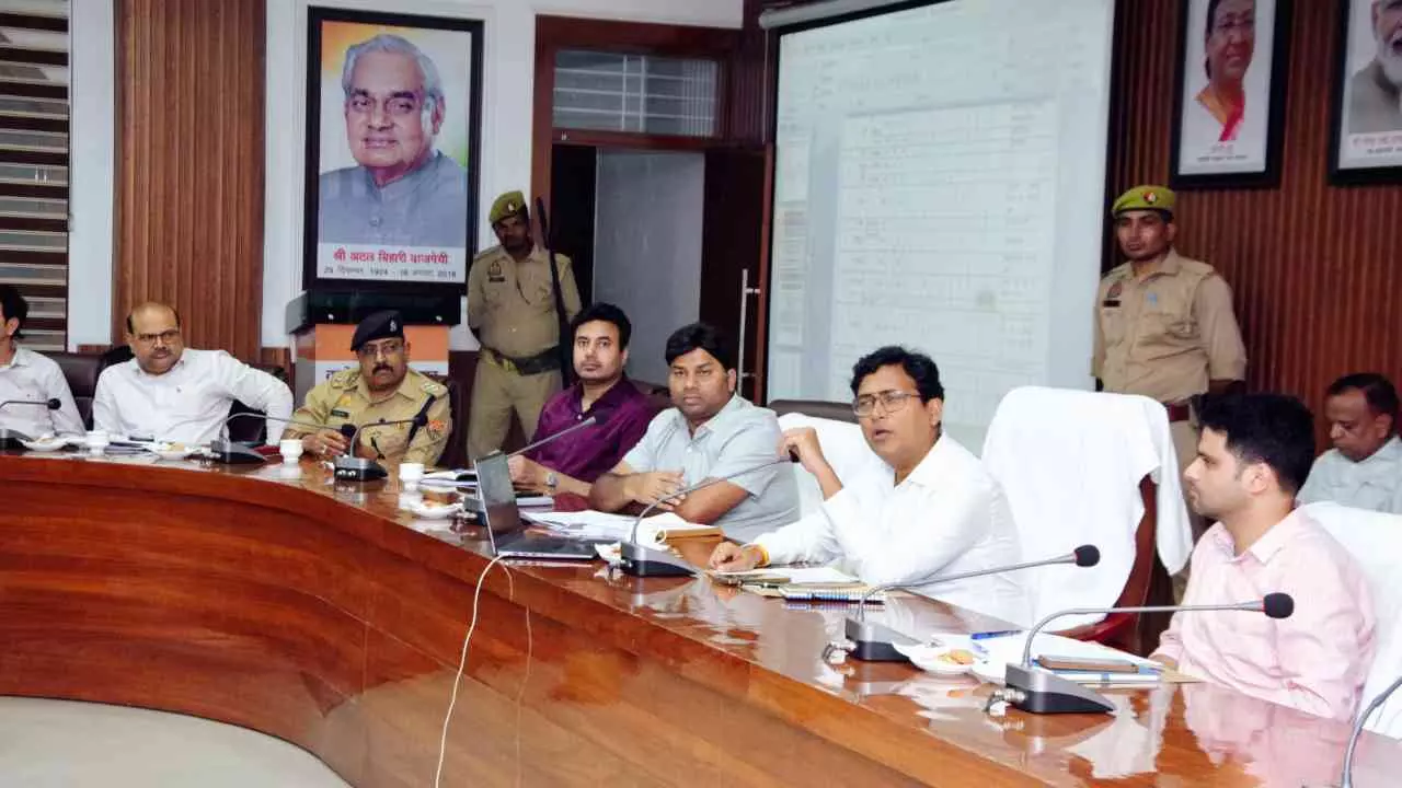 Lakhimpur kheri News: संभावित बाढ़ से निपटने को डीएम सख्त, अफसरों को दिए कड़े निर्देश Lakhimpur kheri News: संभावित बाढ़ से निपटने को डीएम सख्त, अफसरों को दिए कड़े निर्देश