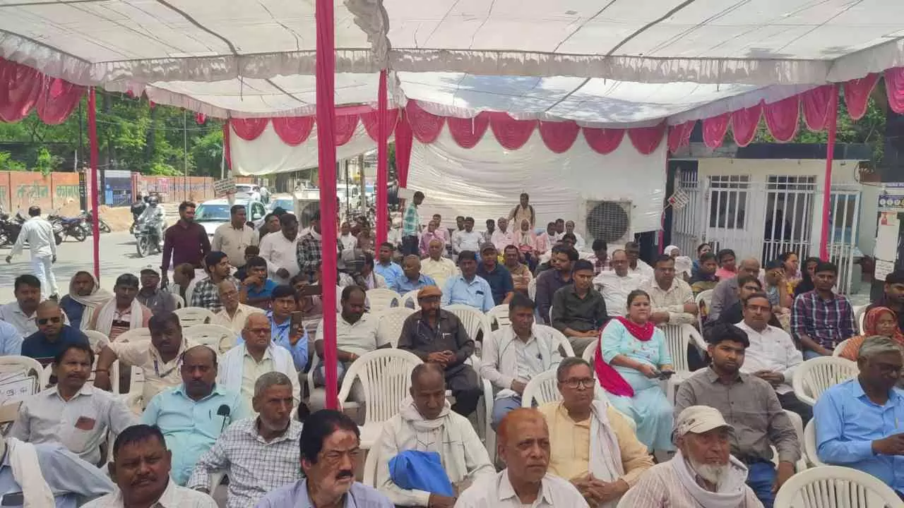 Sonbhadra News: भीषण गर्मी में बिजली संकट: संविदा कर्मियों की बहाली और उत्पीड़न रोकने की मांग तेज Sonbhadra News: भीषण गर्मी में बिजली संकट: संविदा कर्मियों की बहाली और उत्पीड़न रोकने की मांग तेज