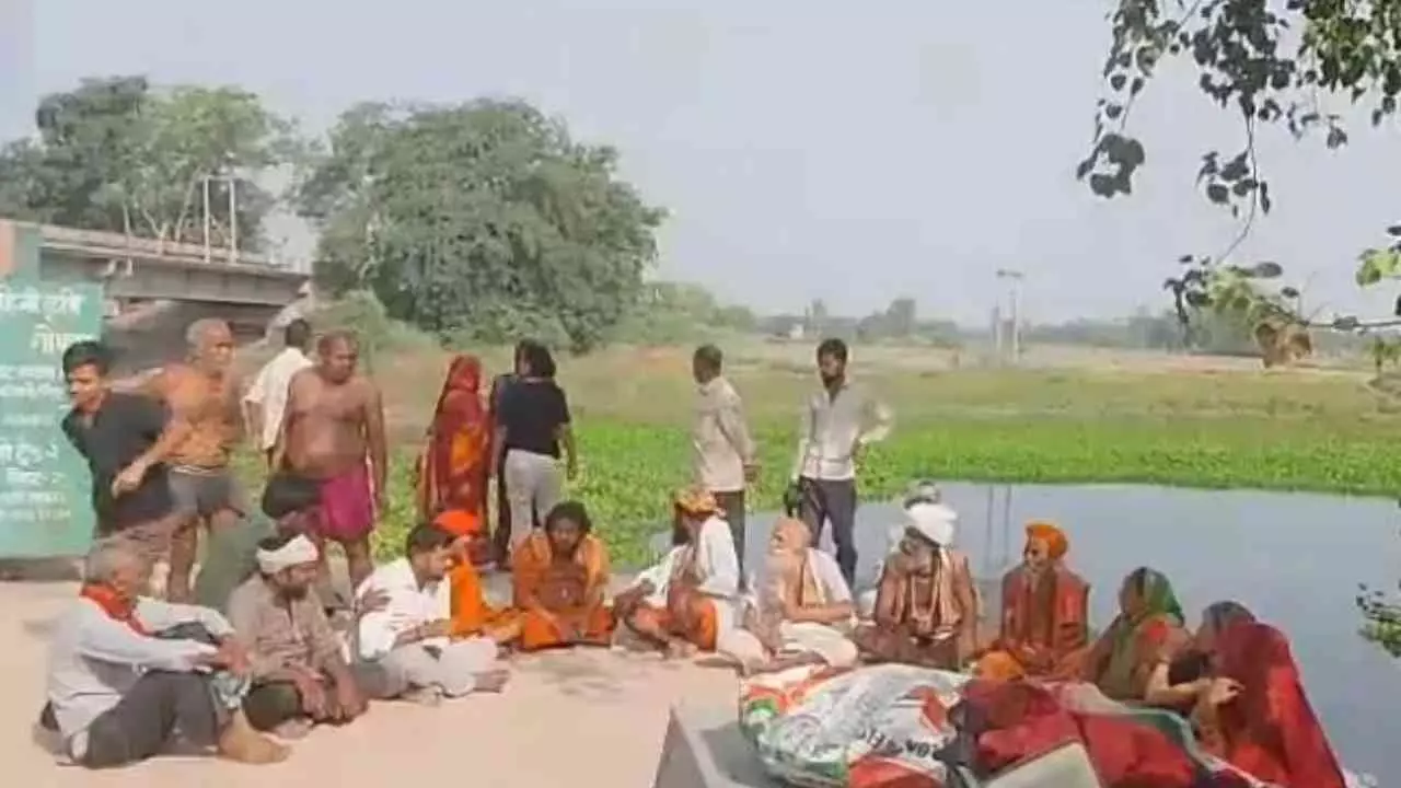 Gonda News: भौरीगंज सरयू घाट की गंदगी से नाराज संत समाज ने शुरू किया आमरण अनशन Gonda News: भौरीगंज सरयू घाट की गंदगी से नाराज संत समाज ने शुरू किया आमरण अनशन