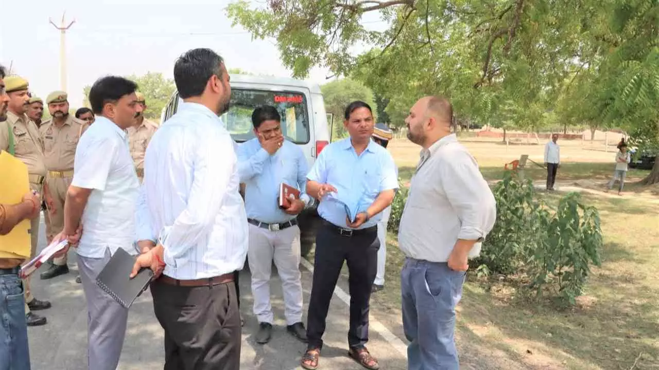 Pratapgarh: गोड़े के आंवला फंक्शनल पैक हाउस का डीएम ने किया निरीक्षण, महिलाओं के रोजगार पर दिया जोर