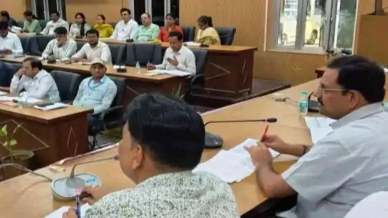 डीएम ने स्वास्थ्य विभाग की लापरवाही पर जताई नाराजगी, योजनाओं के बेहतर क्रियान्वयन के दिए निर्देश