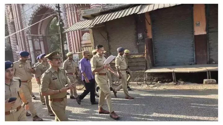 Aligarh News : बकरीद से पहले अलर्ट मोड में अलीगढ़ पुलिस, एसपी देहात ने किया पैदल गश्त Aligarh News : बकरीद से पहले अलर्ट मोड में अलीगढ़ पुलिस, एसपी देहात ने किया पैदल गश्त