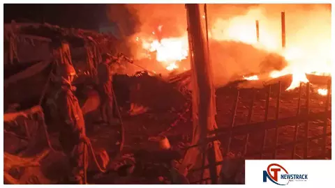 Hapur News : हापुड़ में कबाड़ गोदाम में भीषण आग, आसमान तक उठीं लपटें, घंटों में काबू