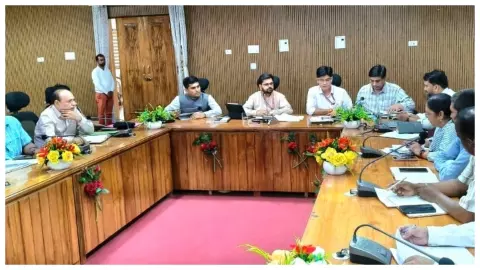 Jhansi News : आईजीआरएस शिकायतों पर झांसी डीएम सख्त, लापरवाही पर अधिकारियों को फटकार