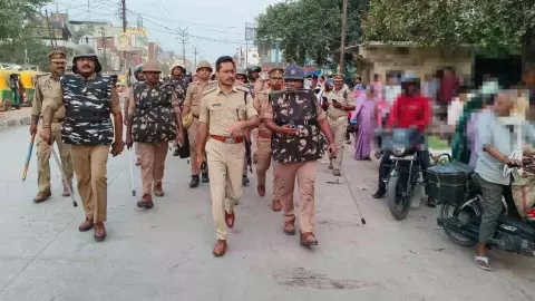Chandauli News: बकरीद से पहले चंदौली पुलिस अलर्ट, एसपी ने भारी बल के साथ सड़कों पर किया पैदल गश्त