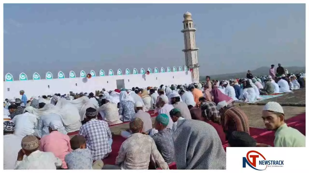 Mahoba News: महोबा में अकीदत और भाईचारे के साथ मनाया गया ईद-उल-अज़हा पर्व
