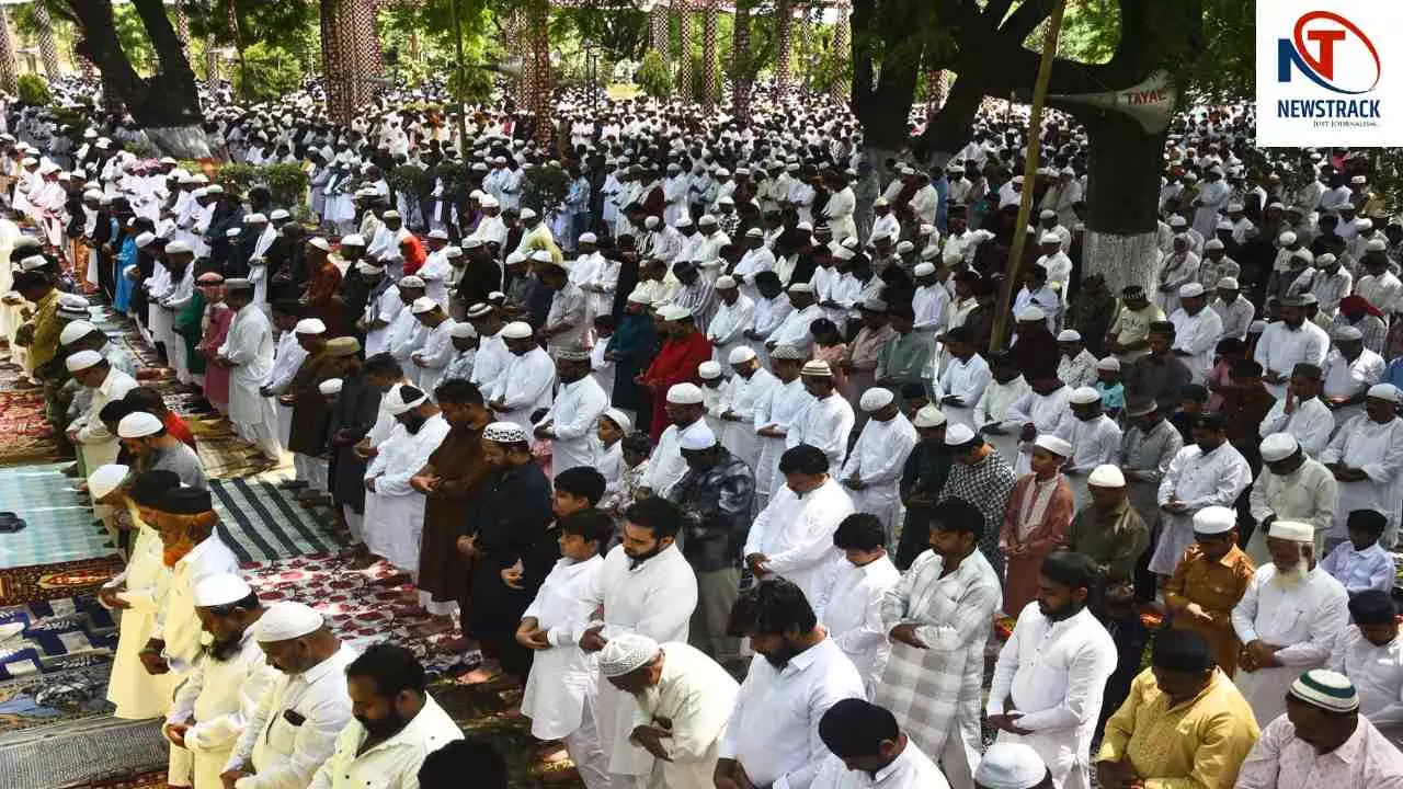 Lucknow News: ऐशबाग ईदगाह में अदा हुई ईद-उल-अजहा की नमाज़, अमन और भाईचारे की मांगी दुआ