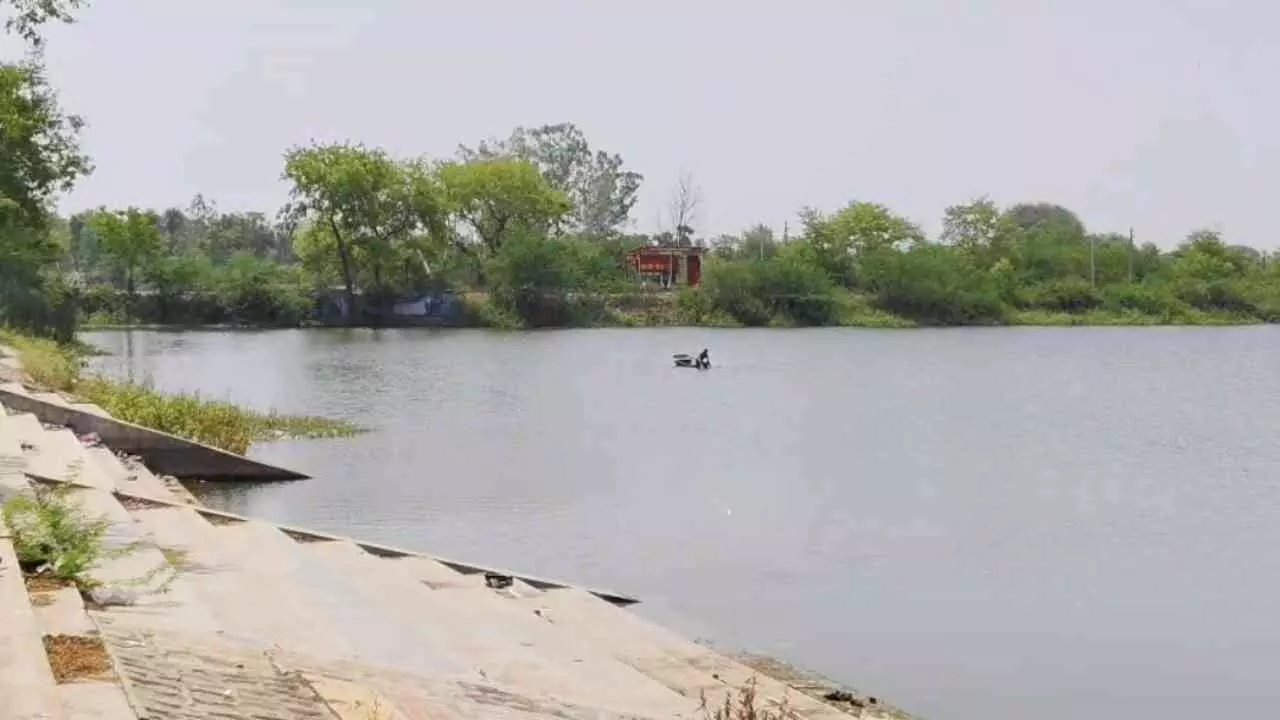 Mahoba News: महोबा में बकरीद पर मातम, 24 घंटे बाद तालाब से मिला बुजुर्ग का शव Mahoba News: महोबा में बकरीद पर मातम, 24 घंटे बाद तालाब से मिला बुजुर्ग का शव