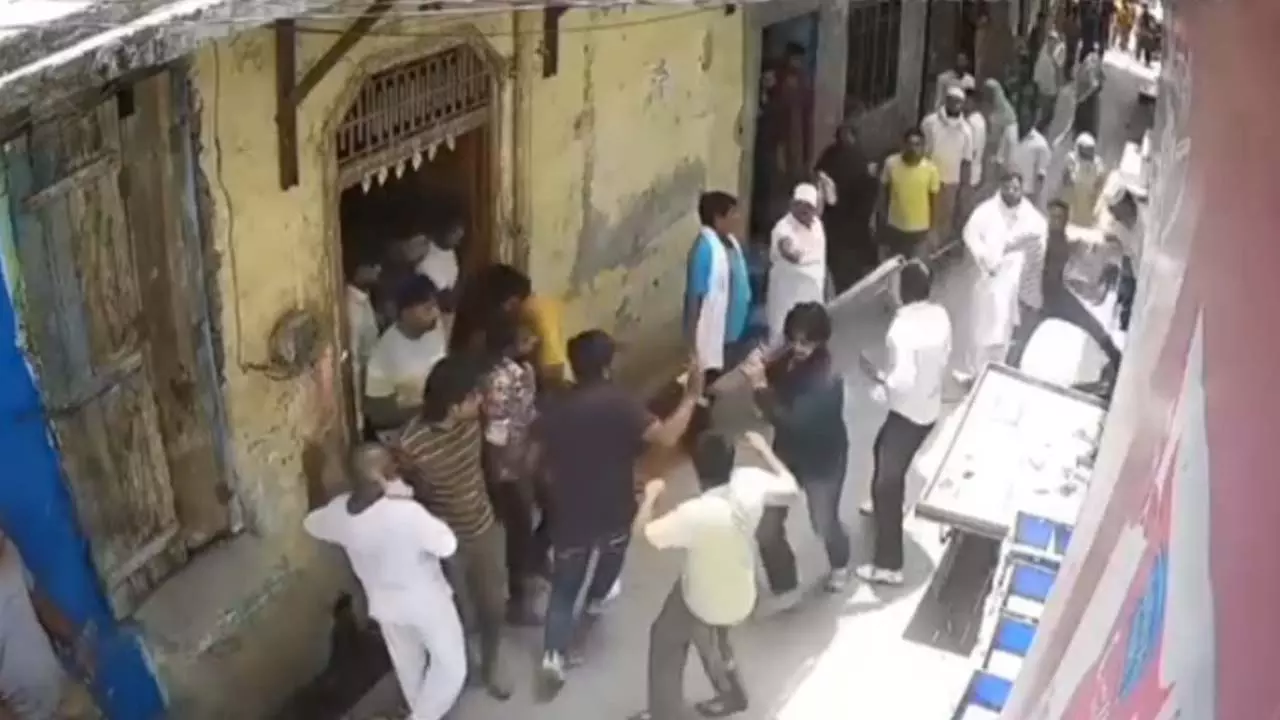 Baghpat News: कस्टम अधिकारी के घर हमला, CCTV में कैद हुई लाठी-डंडों की मारपीट Baghpat News: कस्टम अधिकारी के घर हमला, CCTV में कैद हुई लाठी-डंडों की मारपीट
