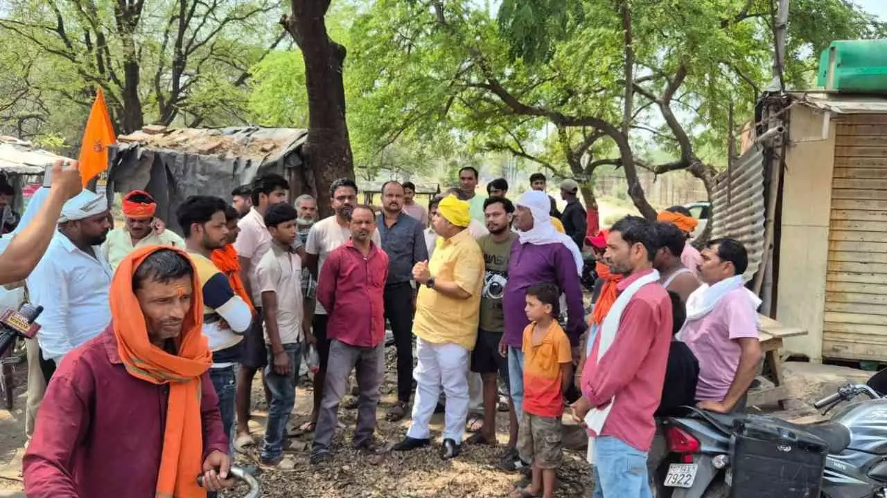 Sonbhadra News: आरओबी निर्माण से पहले मचेगा बवाल? वैकल्पिक रास्ते के बिना फाटक बंद करने पर भड़के लोग Sonbhadra News: आरओबी निर्माण से पहले मचेगा बवाल? वैकल्पिक रास्ते के बिना फाटक बंद करने पर भड़के लोग