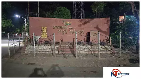 Hardoi News : डीएम चौराहे से अशोक स्तम्भ हटाने की खबर भ्रामक, प्रशासन ने किया खंडन