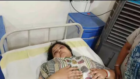 Chandauli News: पूर्व ब्लॉक प्रमुख के सामने सपा महिला मोर्चा जिलाध्यक्ष की पिटाई, अस्पताल में भर्ती