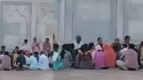 Taj Mahal Viral Video: ताजमहल में भजन-कीर्तन का वायरल वीडियो, सुरक्षा व्यवस्था पर उठे बड़े सवाल Taj Mahal Viral Video: ताजमहल में भजन-कीर्तन का वायरल वीडियो, सुरक्षा व्यवस्था पर उठे बड़े सवाल