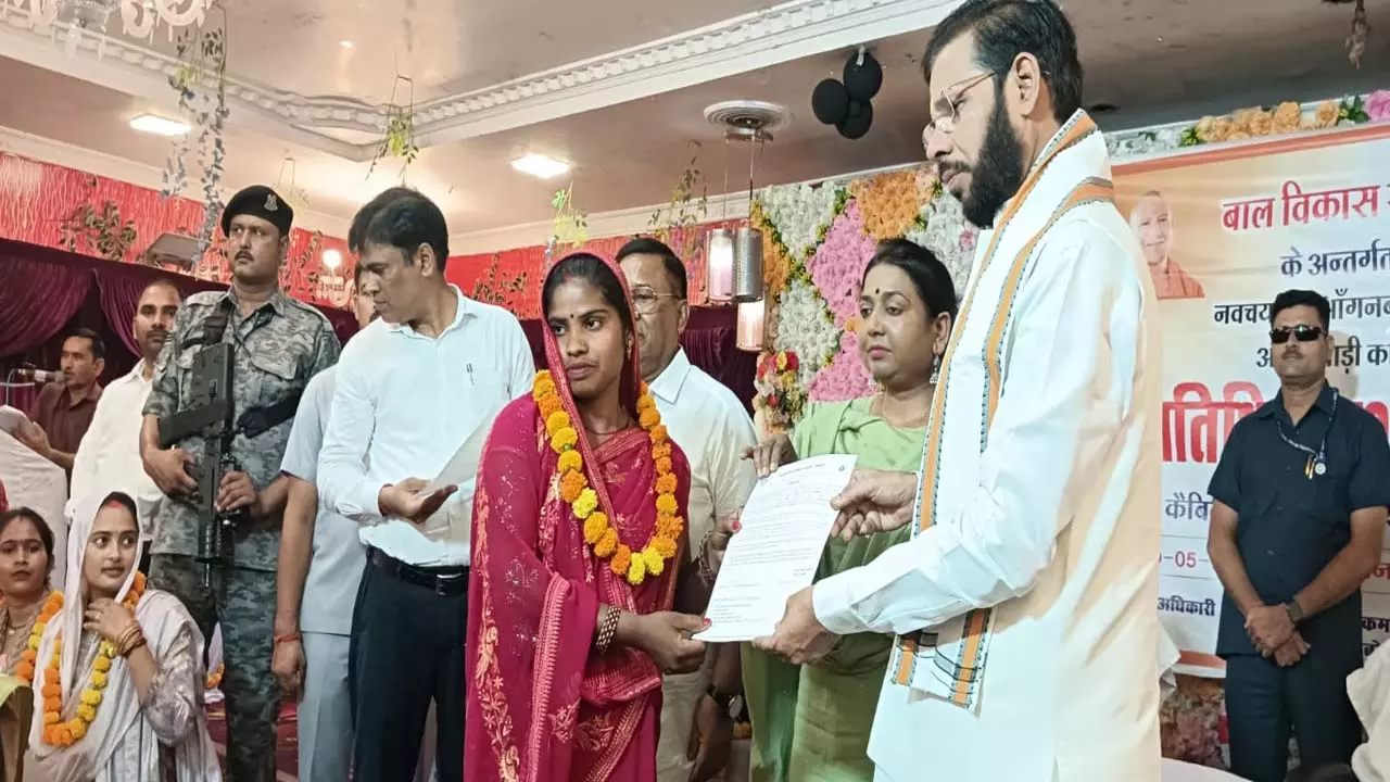 Minister Manoj Pandey presents appointment letter and tablet to Anganwadi workers