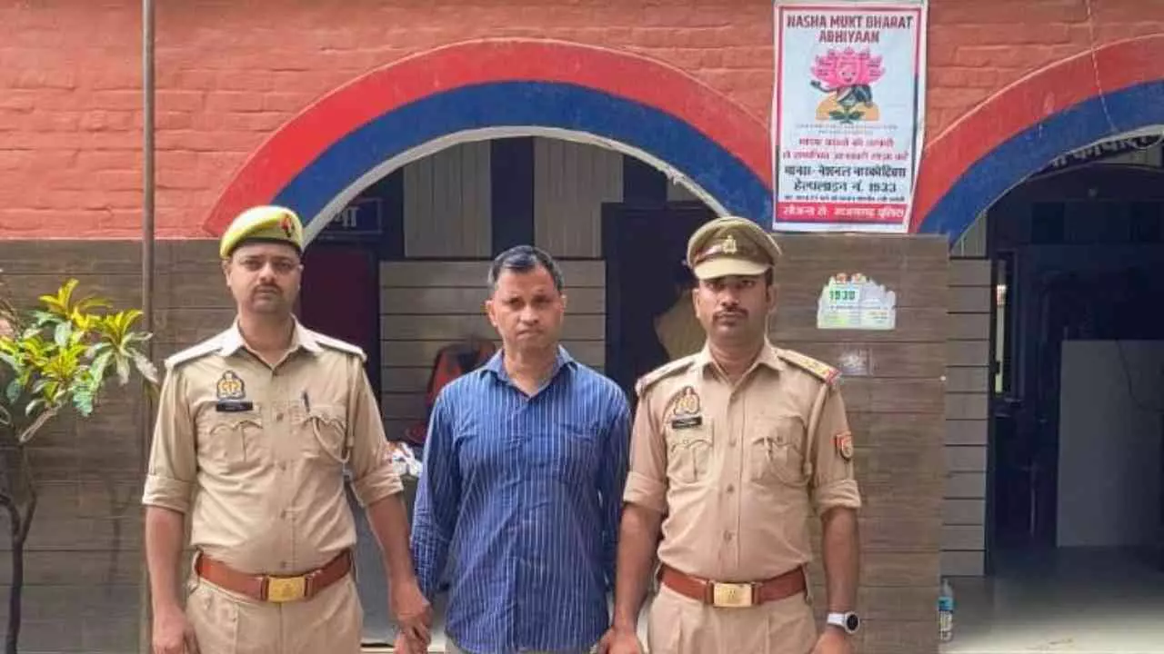 Azamgarh News: आजमगढ़ में फर्जी टीटी गिरफ्तार, नौकरी दिलाने के नाम पर लाखों की ठगी