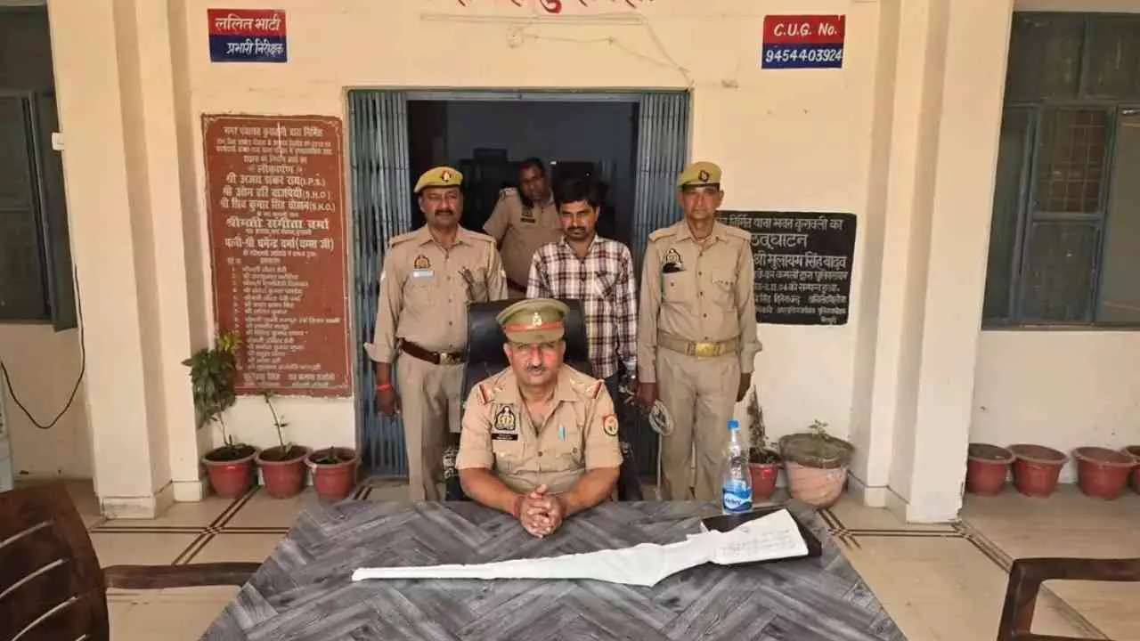 Mainpuri News: कुरावली पुलिस की बड़ी कार्रवाई, अवैध रायफल और कारतूस के साथ युवक गिरफ्तार