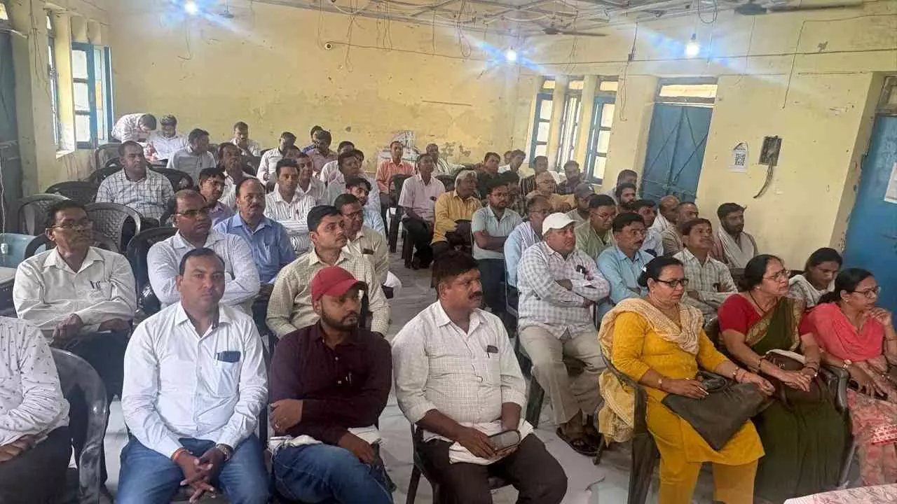 Aligarh News: अलीगढ़ में सेफ स्कूल ट्रांसपोर्ट अभियान शुरू, स्कूली बच्चों की सुरक्षा पर प्रशासन सख्त Aligarh News: अलीगढ़ में सेफ स्कूल ट्रांसपोर्ट अभियान शुरू, स्कूली बच्चों की सुरक्षा पर प्रशासन सख्त