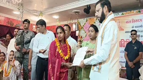 Minister Manoj Pandey presents appointment letter and tablet to Anganwadi workers