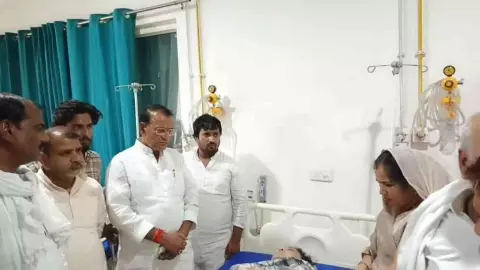 सपा की घायल महिला जिलाध्यक्ष से मिले भाजपा नेता,कहा सपा महिला और पीडीए की सदा की रही है दुश्मन