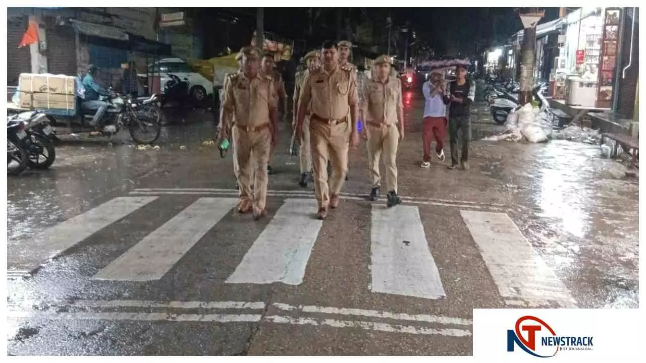 Aligarh News: थाना प्रभारियों ने की पैदल गश्त, नियम तोड़ने वालों पर कसा शिकंजा
