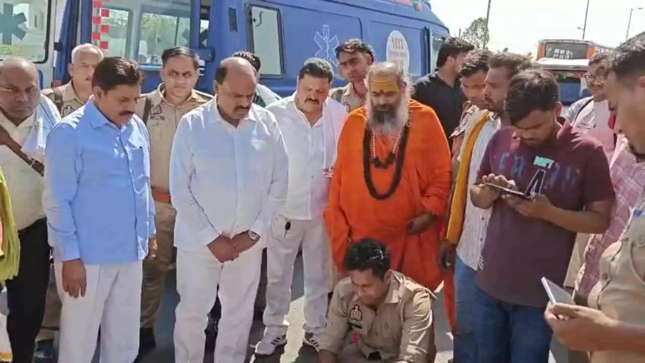 Aligarh News: अलीगढ़ में अज्ञात वाहन की टक्कर से बाइक सवार की मौत, एक घंटे तक सड़क पर पड़ा रहा शव