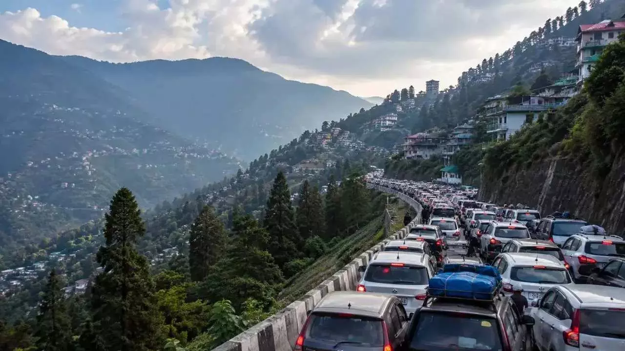 uttarakhand traffic jam 2026 near joshimath 30 km long jam uttarakhand tourists stranded