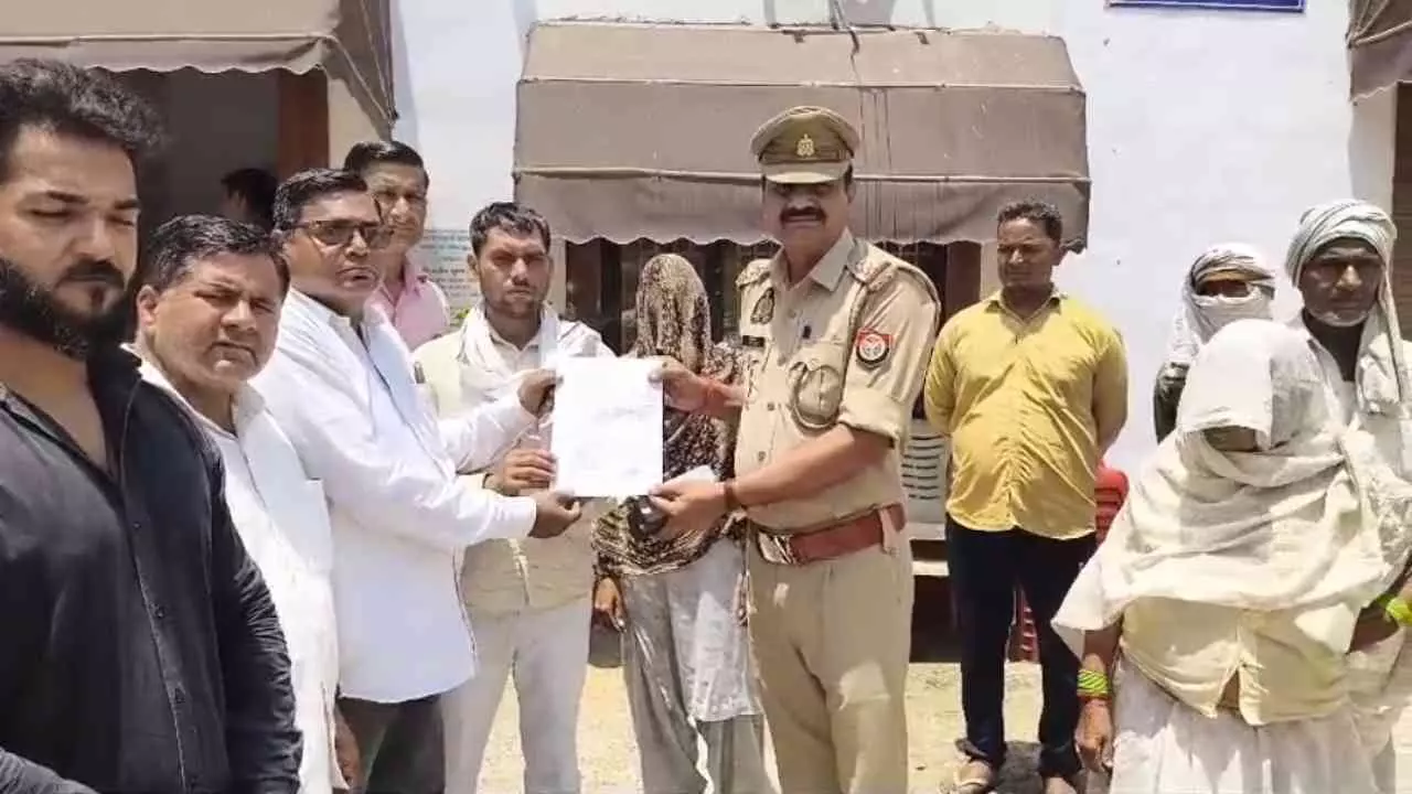 Aligarh: नाबालिग हिंदू लड़की मामला: एक माह बाद भी पुलिस खाली हाथ, मां ने सीएम से न्याय की गुहार लगाई