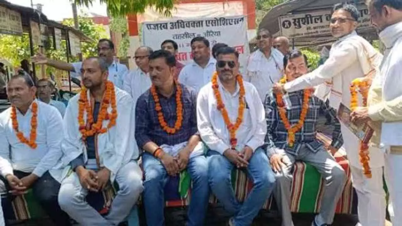 Auraiya News: राजस्व अधिवक्ताओं का आंदोलन 20वें दिन भी जारी, व्यापारी संगठनों ने दिया समर्थन