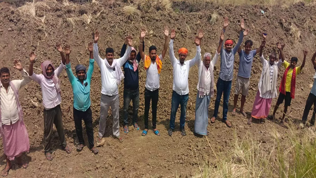 Alleging corruption in drain cleaning, villagers overturned demonstration in canal